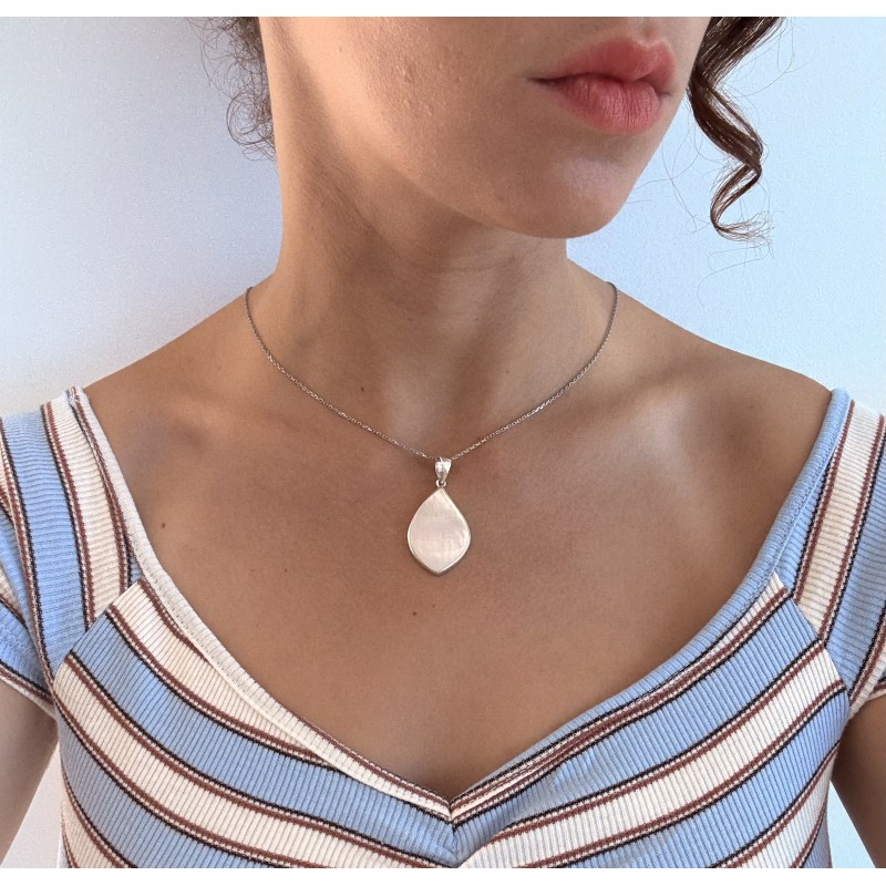 Bijou Lysia  porté -  en argent 925 et nacre naturelle