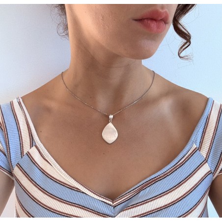 Bijou Lysia  porté -  en argent 925 et nacre naturelle