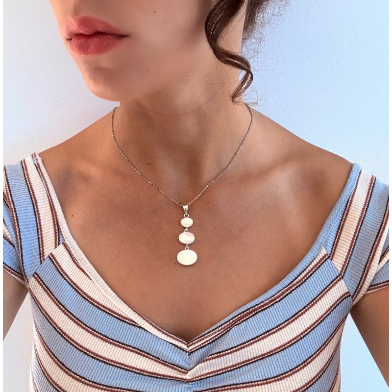 Bijou porté – pendentif Élina  trois ovales en nacre naturelle et argent – Kiralou