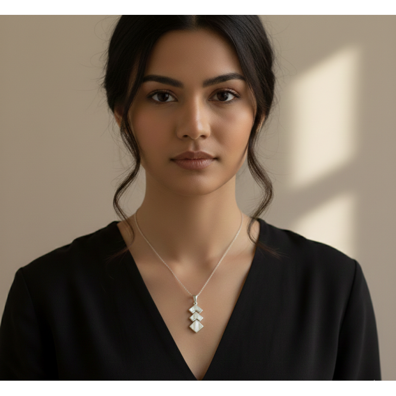 Bijou porté - Pendentif losange en argent 925 et nacre blanche naturelle – Élise