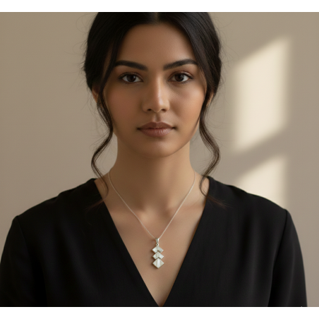 Bijou porté - Pendentif losange en argent 925 et nacre blanche naturelle – Élise