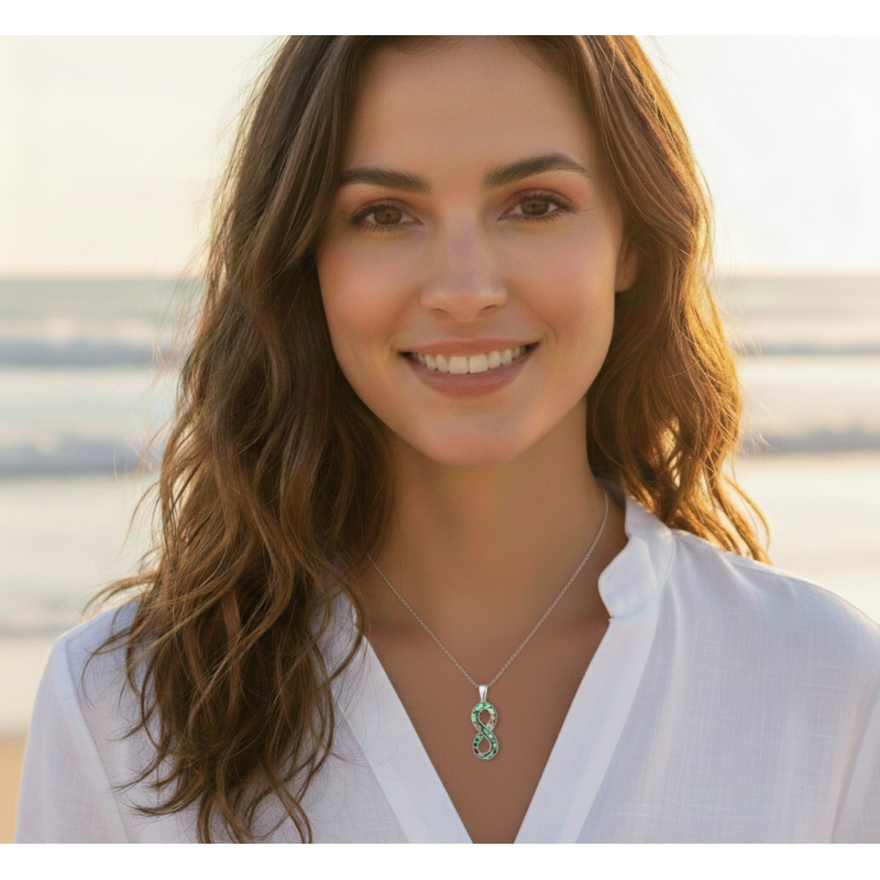 Collier Liora porté - Pendentif infini en nacre abalone et argent 925