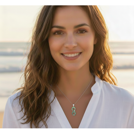 Collier Liora porté - Pendentif infini en nacre abalone et argent 925