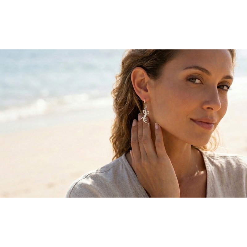 Boucles d’oreilles salamandre en argent 925 et nacre blanche – Elina porté