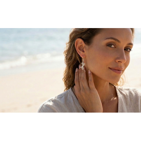 Boucles d’oreilles salamandre en argent 925 et nacre blanche – Elina porté