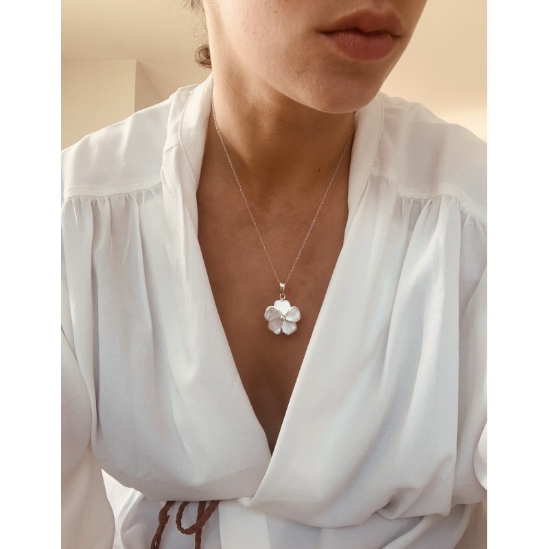 Bijou porté – pendentif Liora en nacre blanche et argent – Kiralou