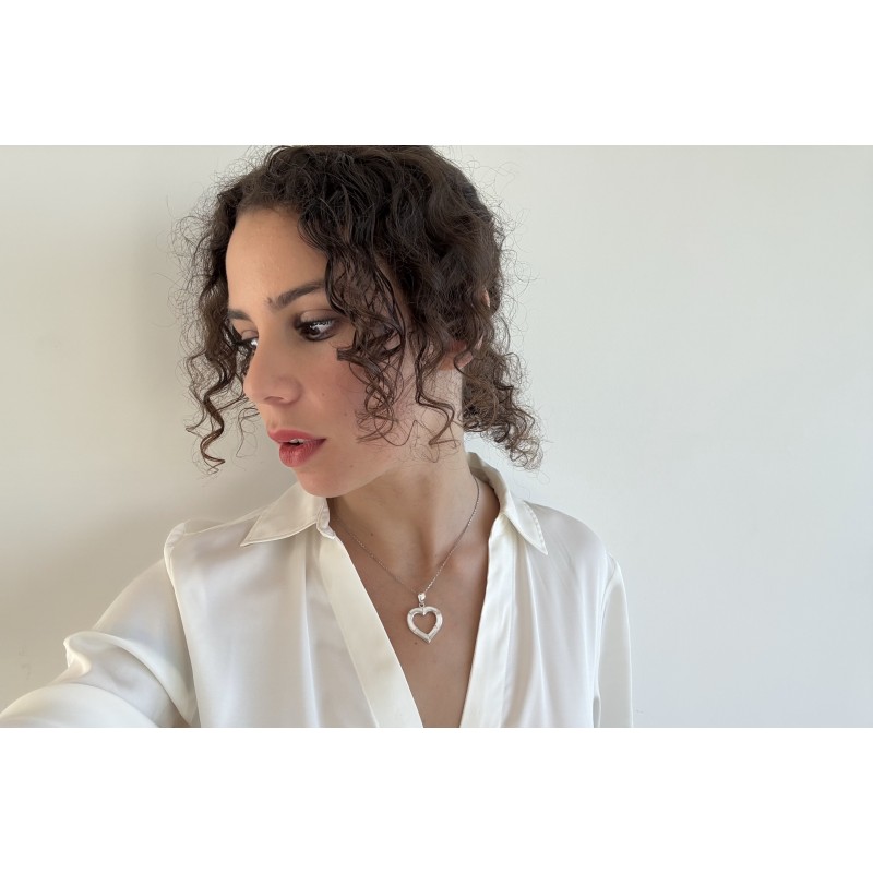 Bijou porté – pendentif cœur en argent avec nacre blanche