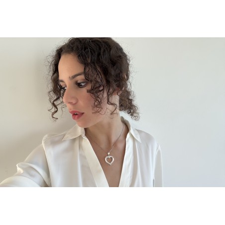 Bijou porté – pendentif cœur en argent avec nacre blanche