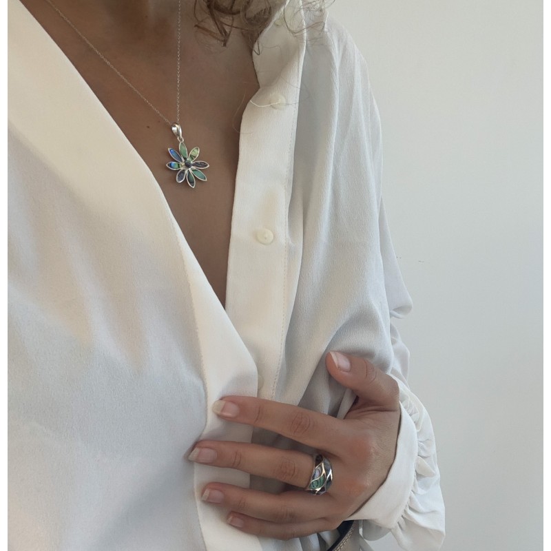 Bijou porté – Pendentif Flora forme fleur en nacre naturelle abalone et argent massif