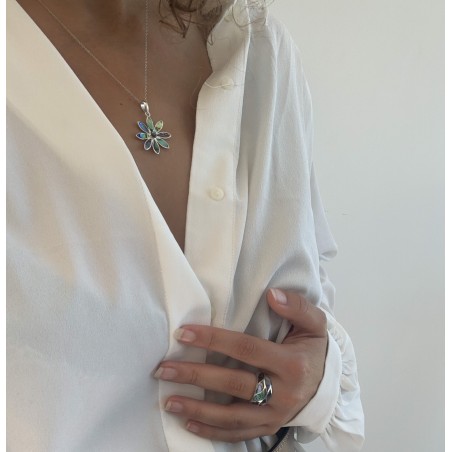 Bijou porté – Pendentif Flora forme fleur en nacre naturelle abalone et argent massif