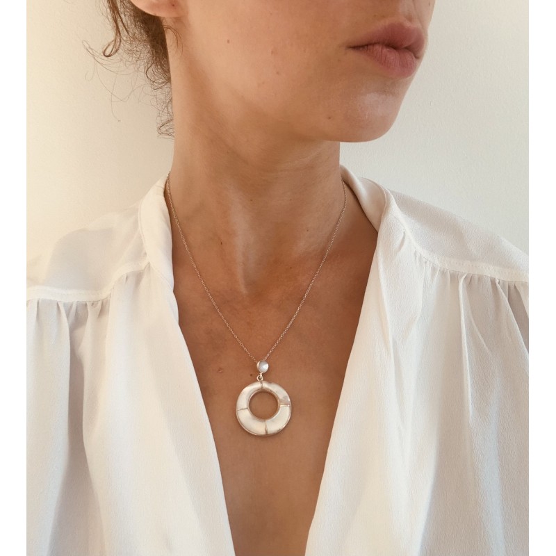 Bijou porté – pendentif Élina en nacre blanche et argent – Kiralou
