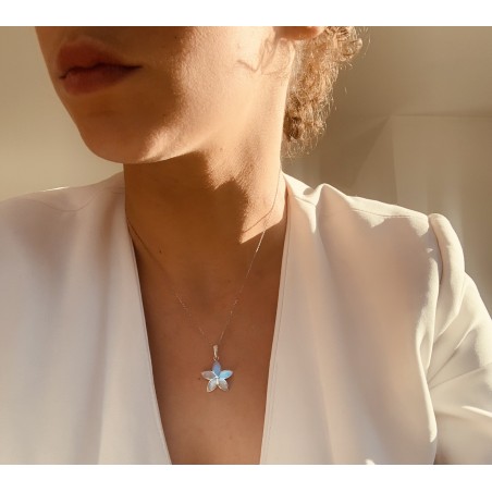 Bijou porté – pendentif Naia en nacre naturelle et argent – Kiralou